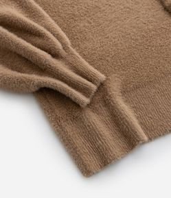 Suéter em Tricô com Pelinhos e Gola Alta Curve & Plus Size