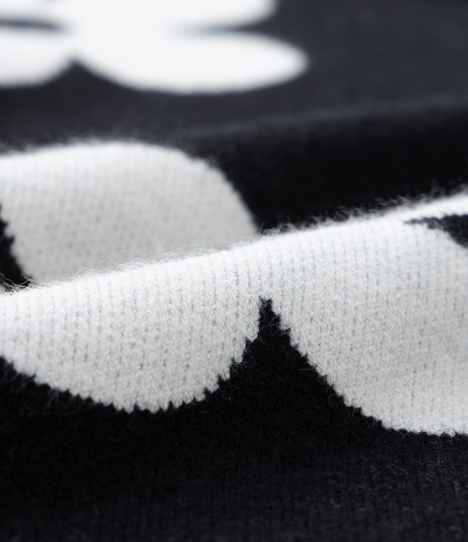 Suéter em Jacquard com Estampa Margaridas Curve & Plus Size Preto 6