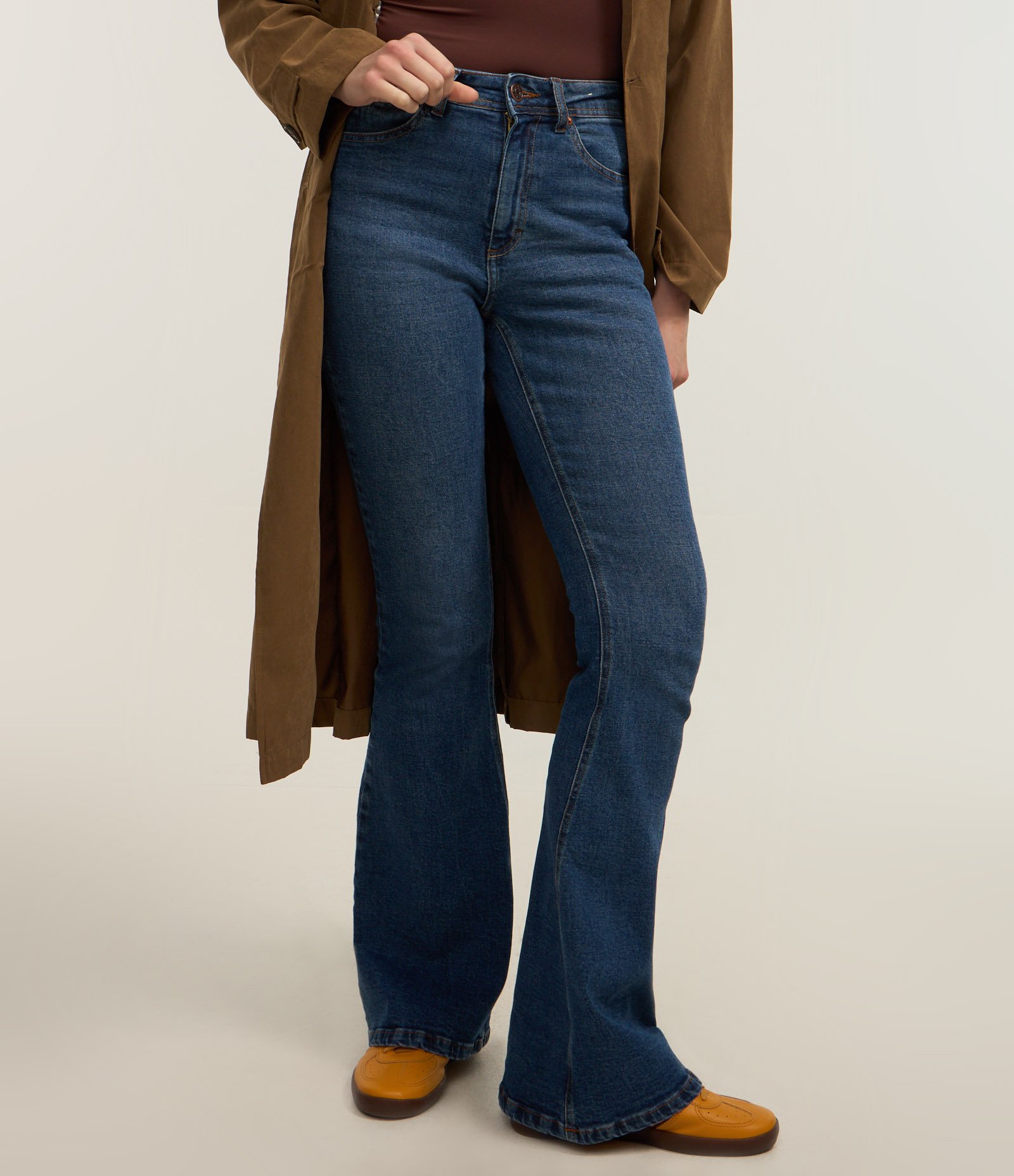 Calça Flare em Jeans e Bolsos com Lapela Azul Escuro 3