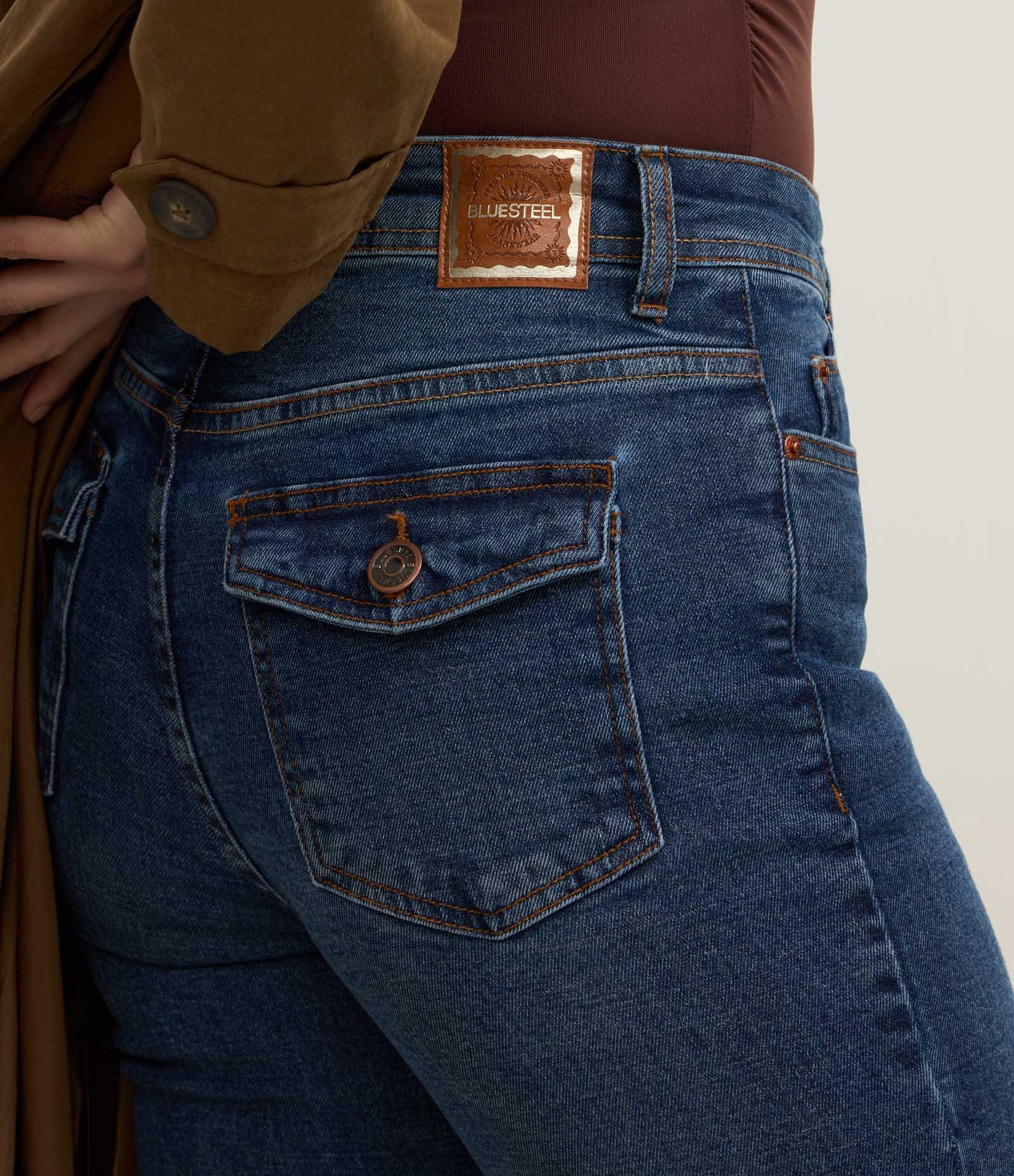 Calça Flare em Jeans e Bolsos com Lapela Azul Escuro 4