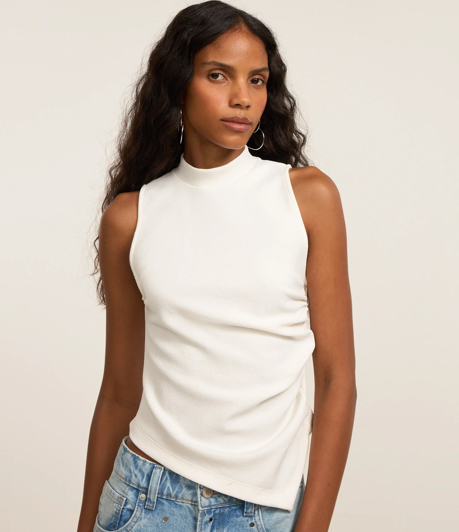 Blusa em Ponto Roma com Golinha Alta e Barra Assimétrica Branco 1