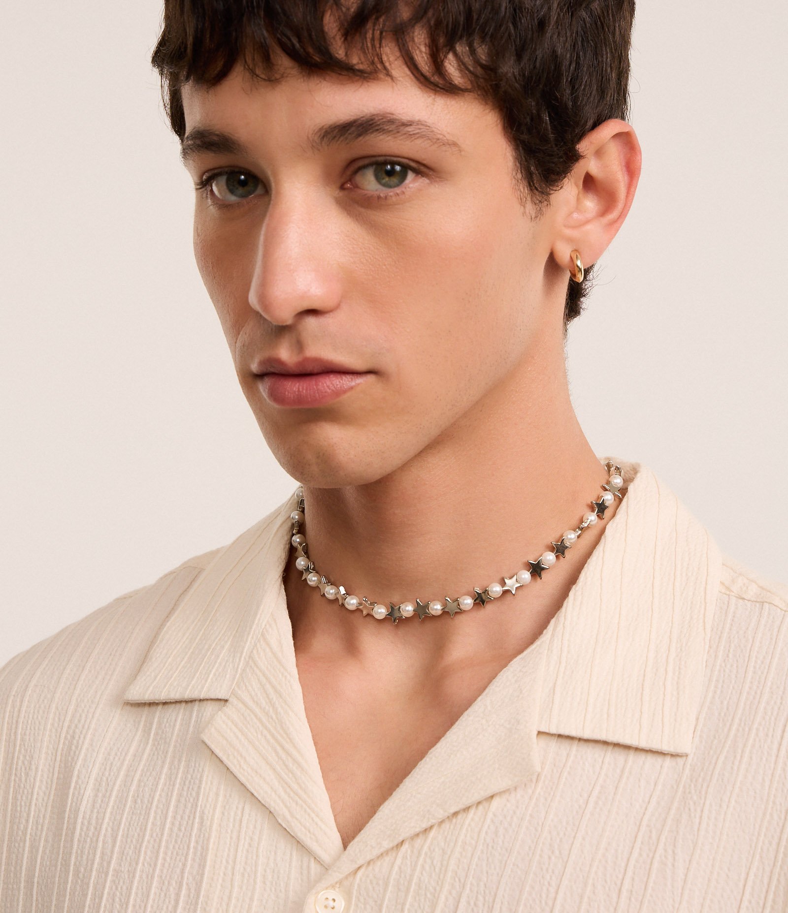 Colar Curto com Pérolas Artificiais e Estrelas Cinza 3