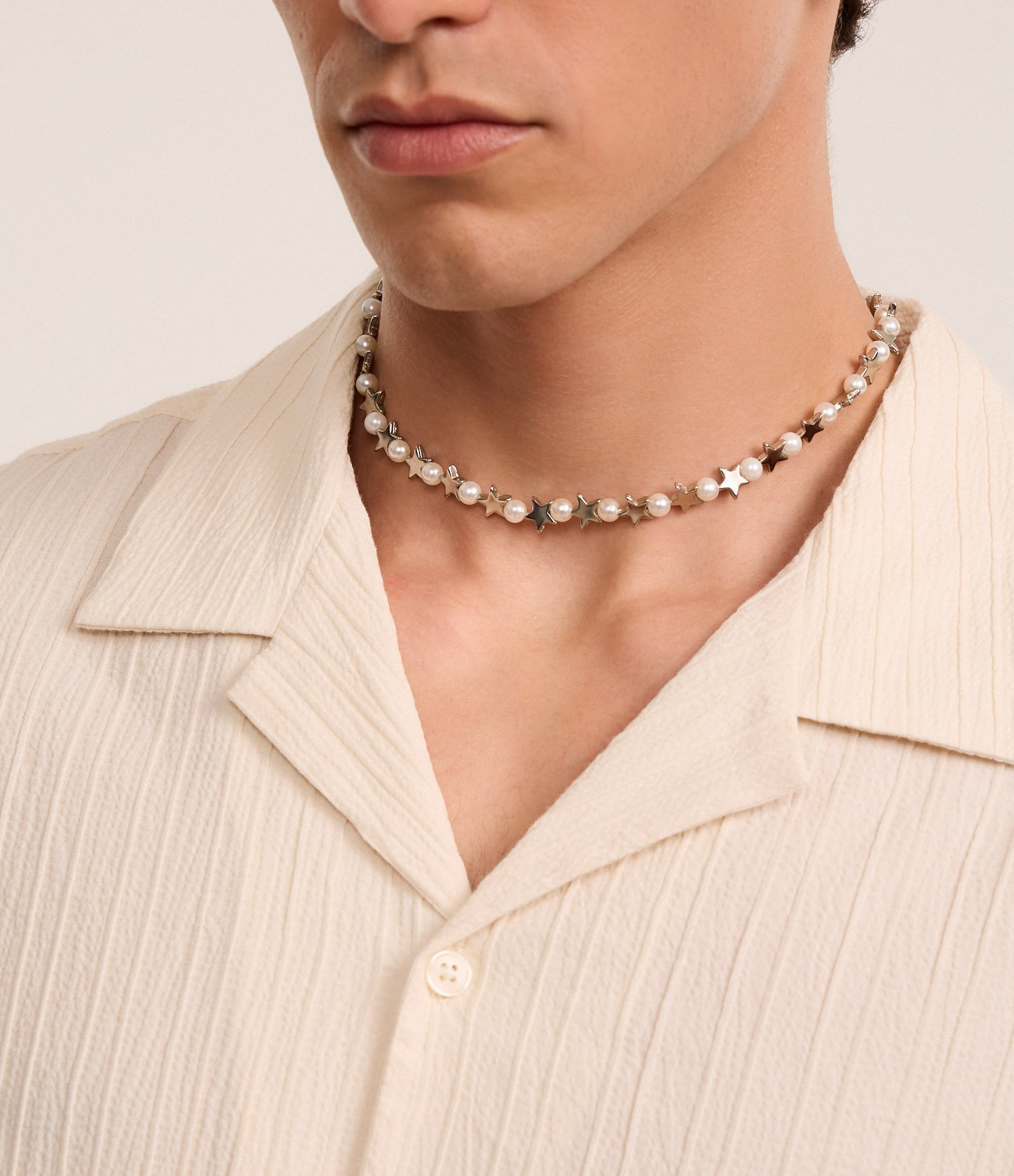 Colar Curto com Pérolas Artificiais e Estrelas Cinza 4
