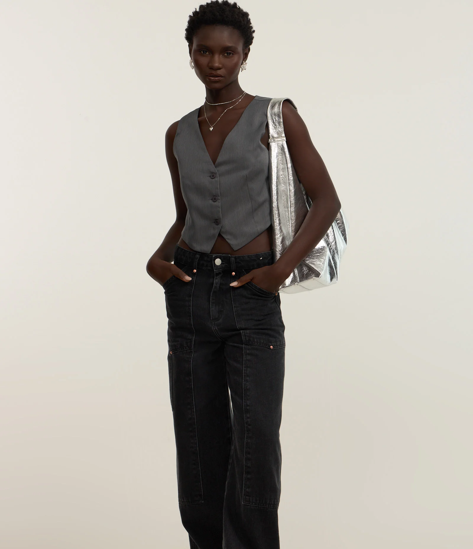 Calça Wide Leg em Jeans com Bolsos Táticos e Rebites Preto 2