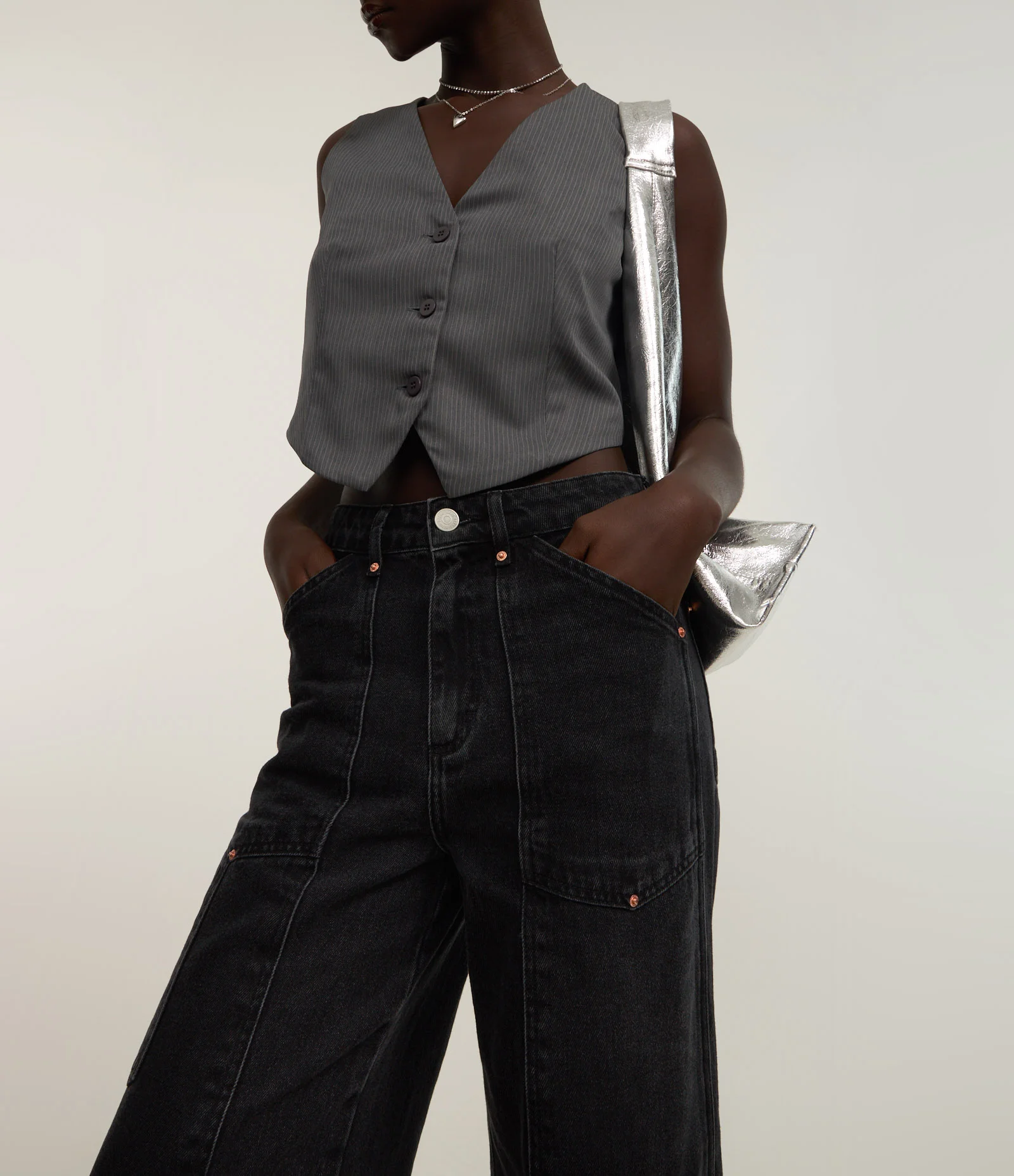 Calça Wide Leg em Jeans com Bolsos Táticos e Rebites Preto 3