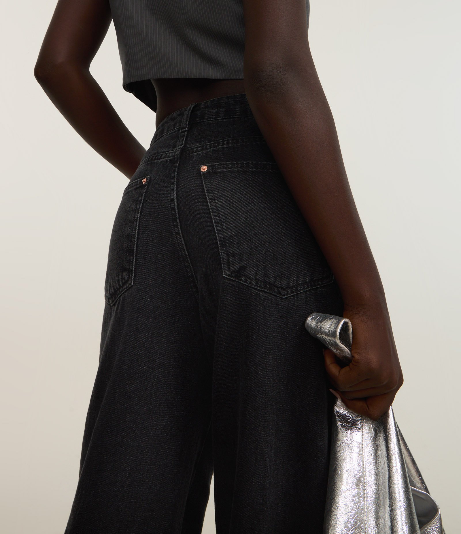 Calça Wide Leg em Jeans com Bolsos Táticos e Rebites Preto 5