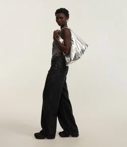 Calça Wide Leg em Jeans com Bolsos Táticos e Rebites