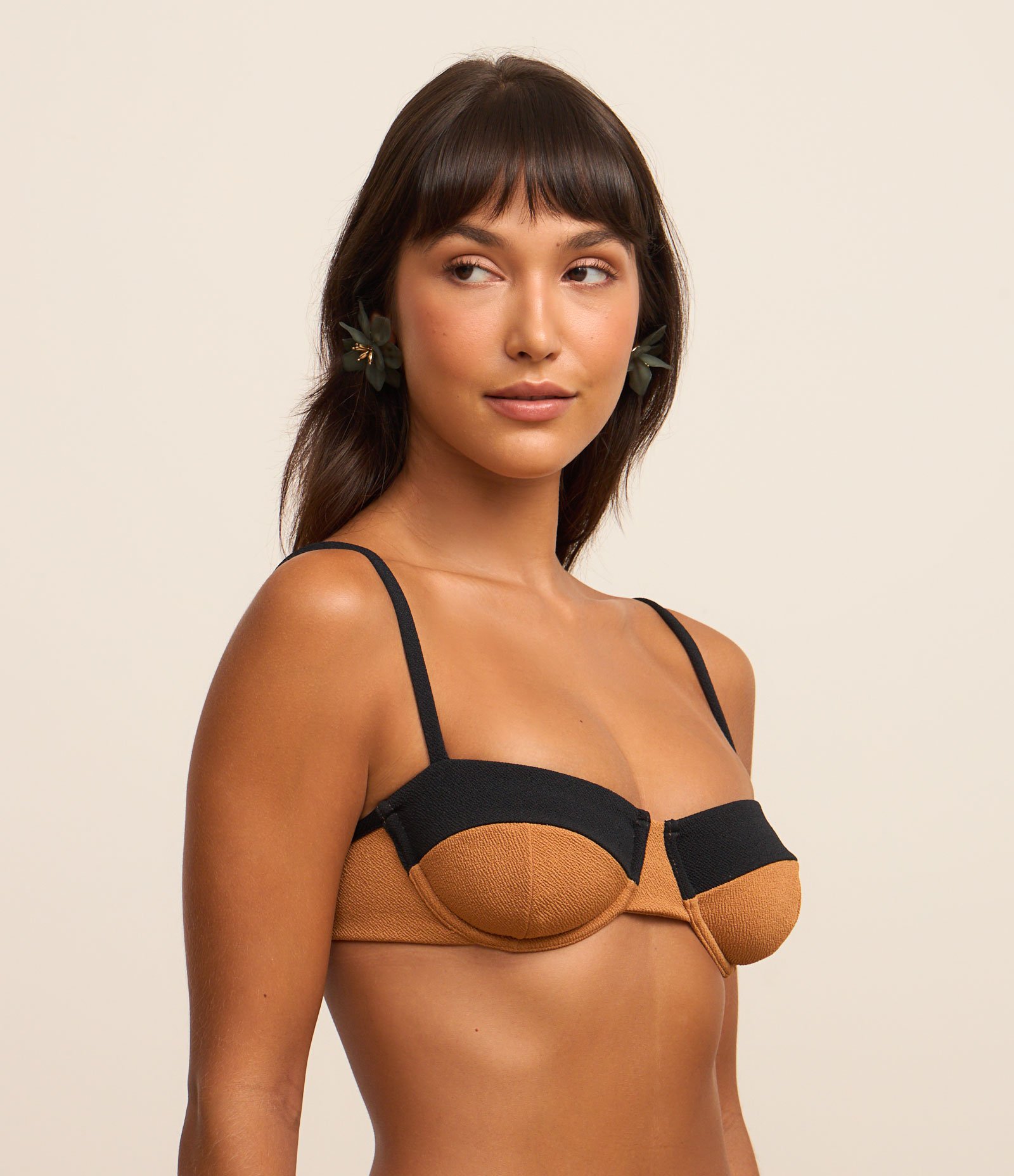 Biquíni Top Meia Taça Texturizado com Viés Contrastante Marrom 1
