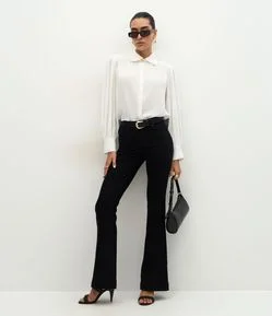 Calça Flare em Sarja com Cintura Alta