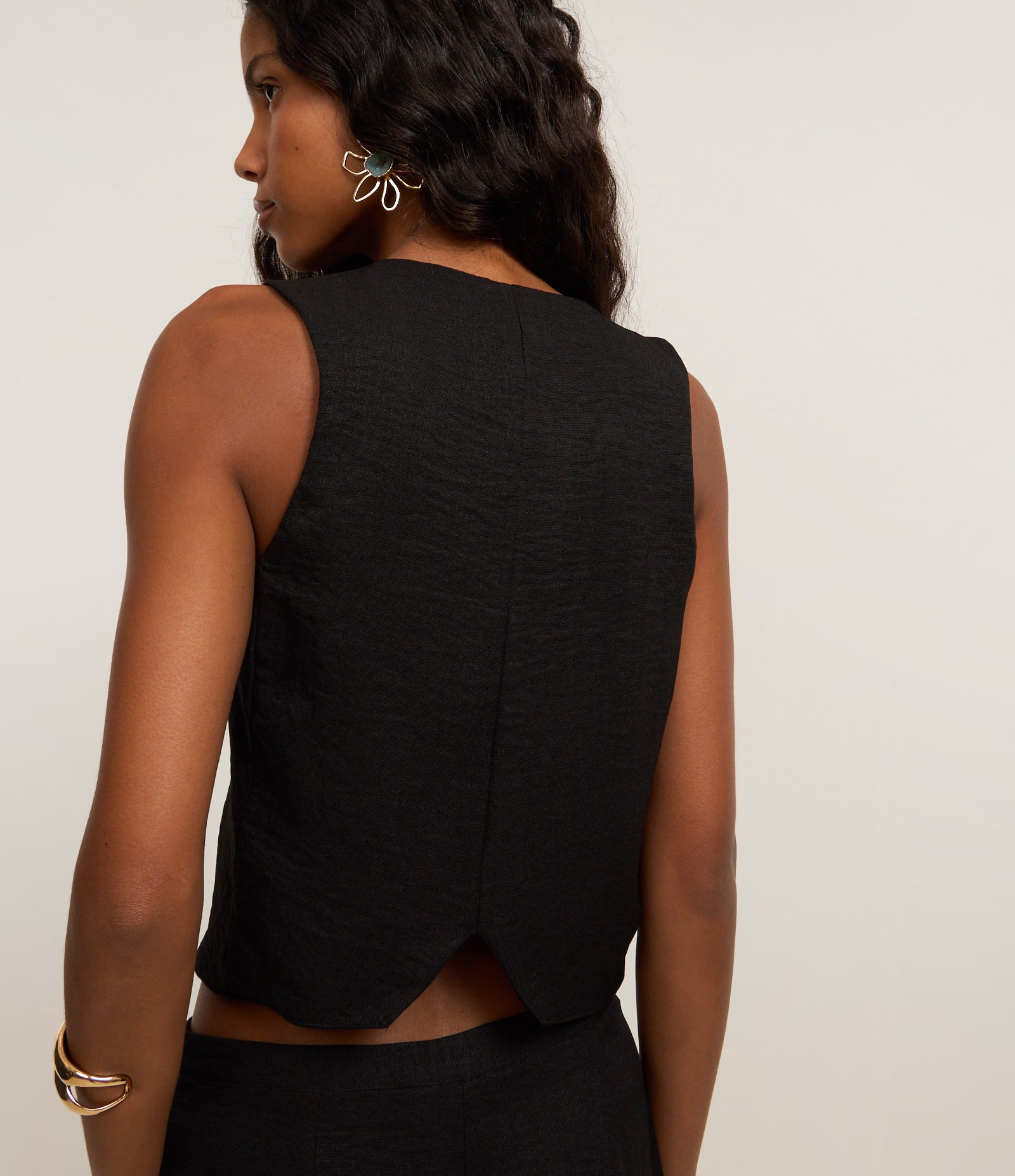 Colete Cropped em Alfaiataria com Alça Larga Preto 5
