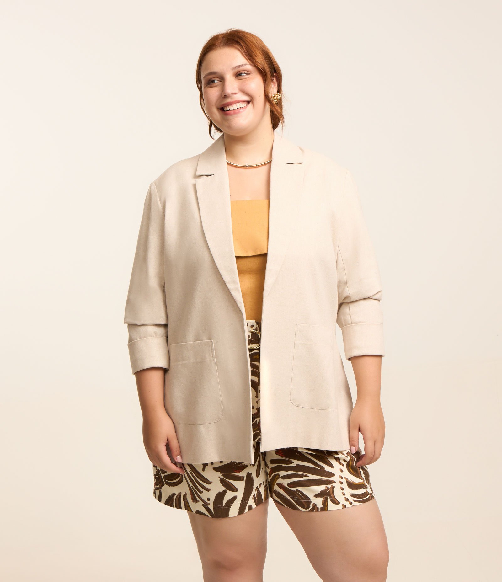 Blazer Alongado com Linho e Bolsos Curve & Plus Size Bege 1