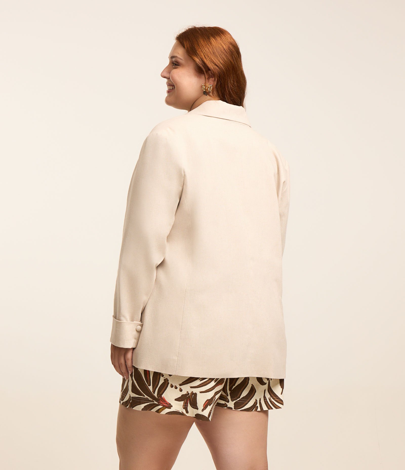 Blazer Alongado com Linho e Bolsos Curve & Plus Size Bege 3