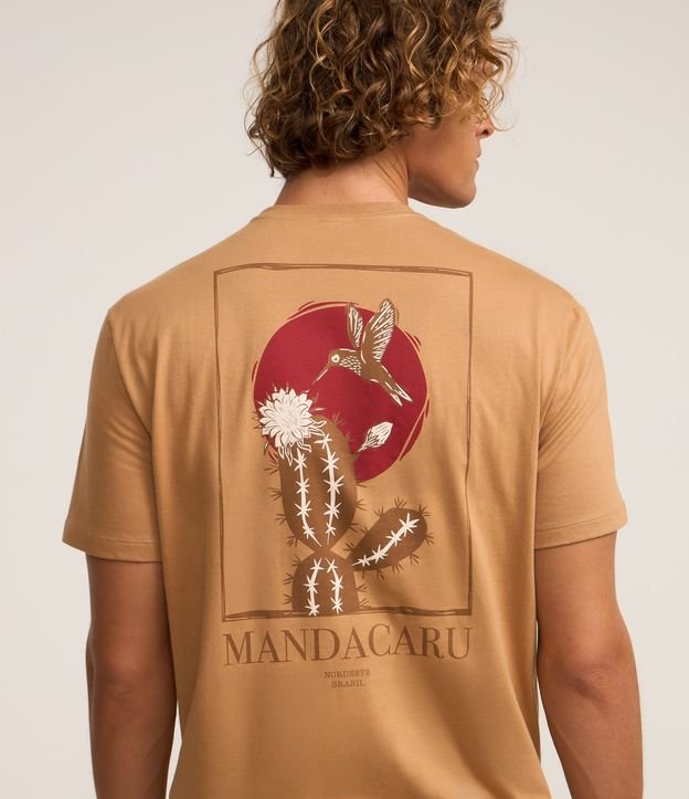 Camiseta em Algodão com Estampa Beija-Flor e Cactos