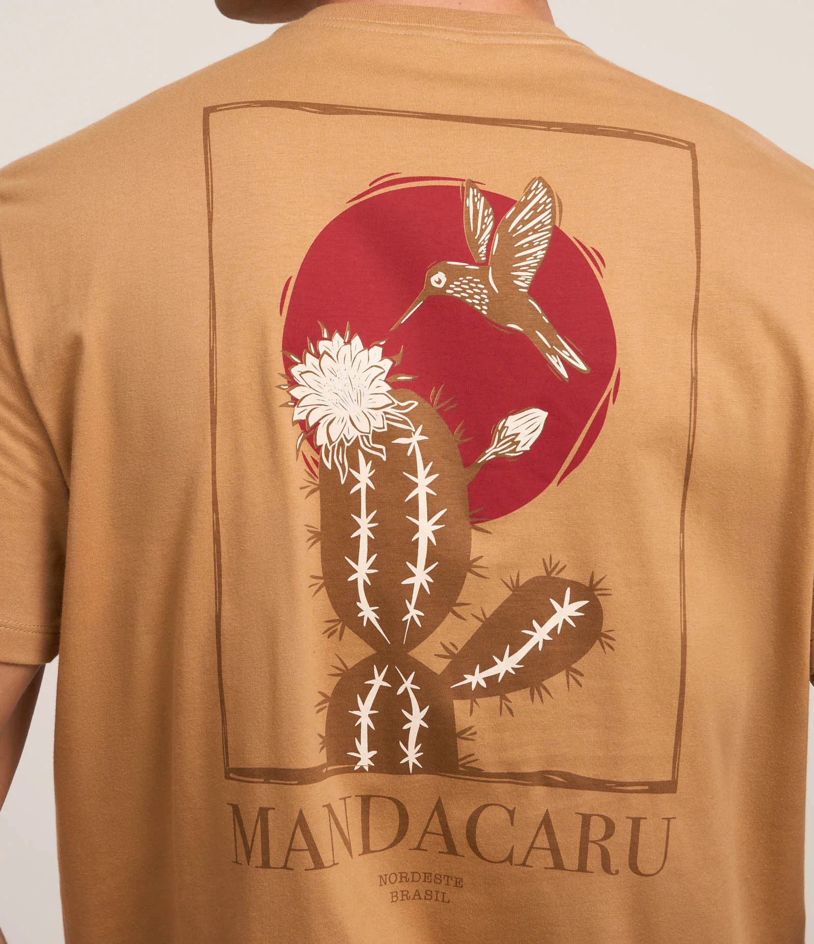 Camiseta em Algodão com Estampa Beija-Flor e Cactos Caramelo 4