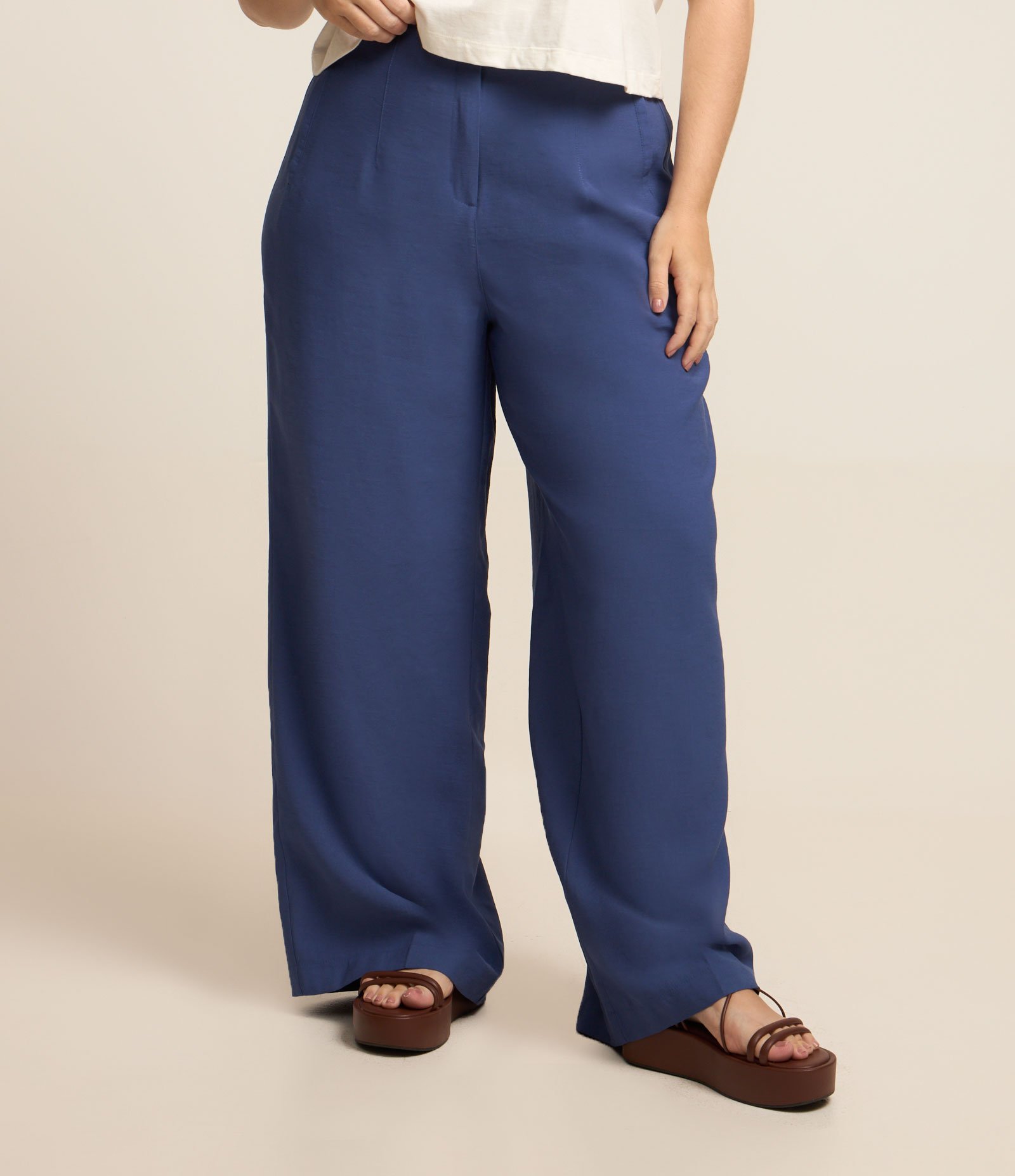 Calça Wide Leg em Crepe com Pregas Curve & Plus Size Azul 2
