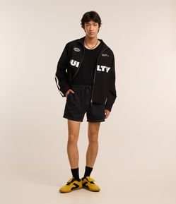 Bermuda com Cordão Detalhes Contrastantes e Bolsos