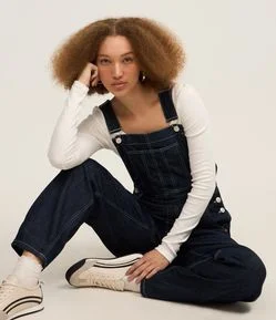 Jardineira em Jeans com Pespontos Contrastantes