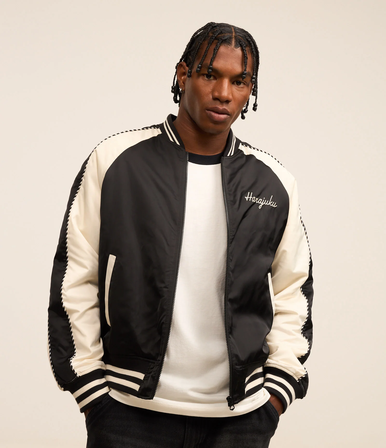 Jaqueta Boxy com Detalhes Contrastantes e Bordados de Carpas Orientais Preto/Branco 1