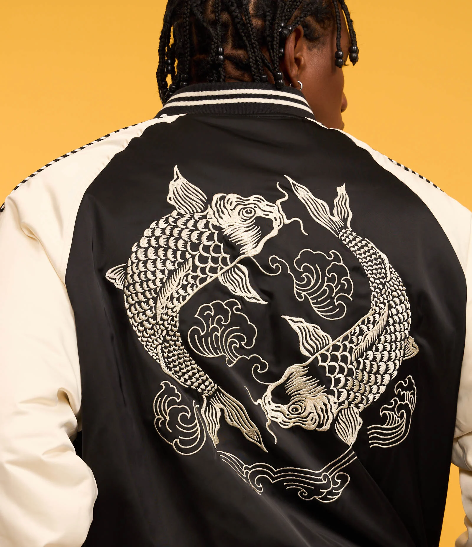 Jaqueta Boxy com Detalhes Contrastantes e Bordados de Carpas Orientais Preto/Branco 2