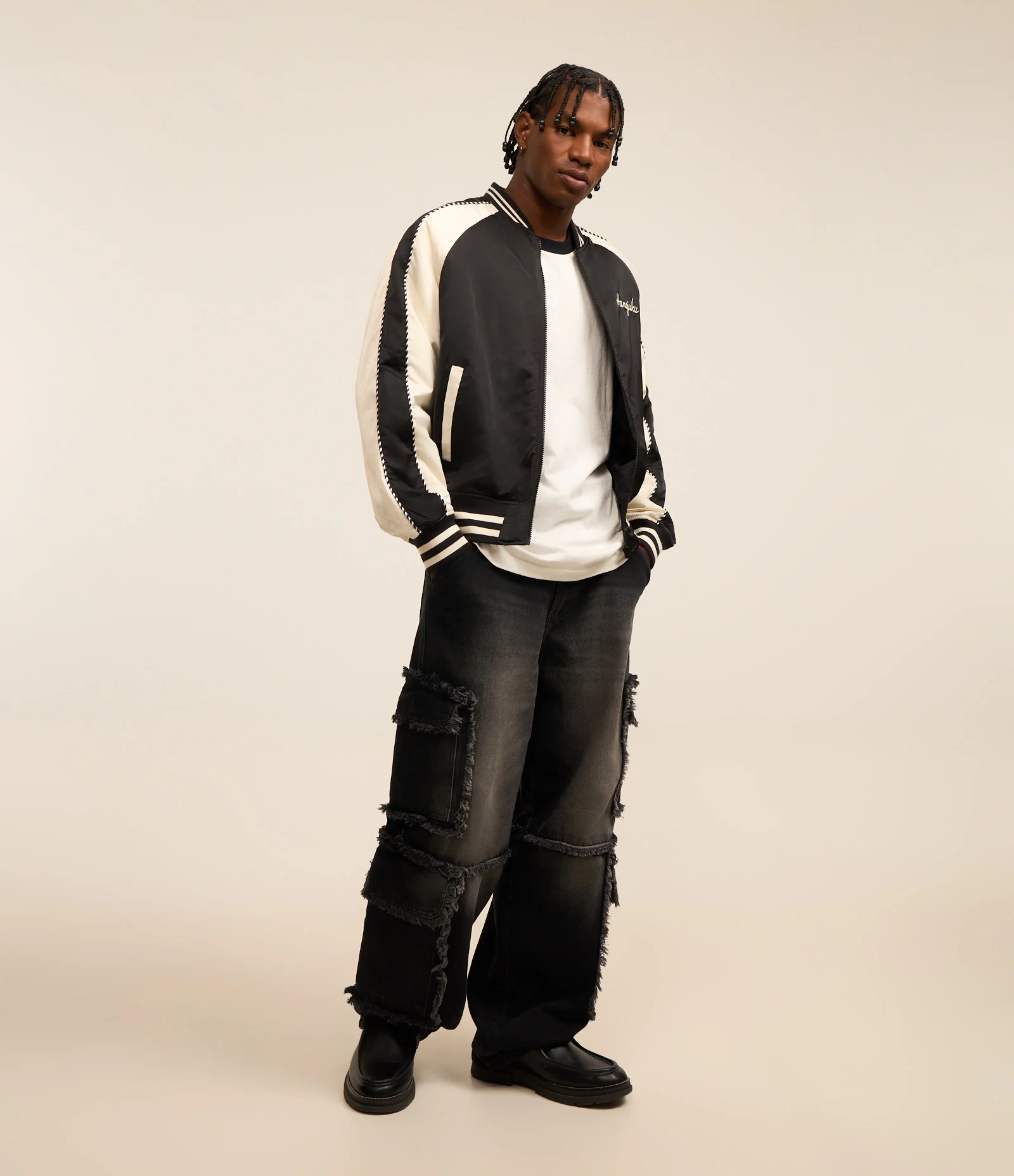 Jaqueta Boxy com Detalhes Contrastantes e Bordados de Carpas Orientais Preto/Branco 3