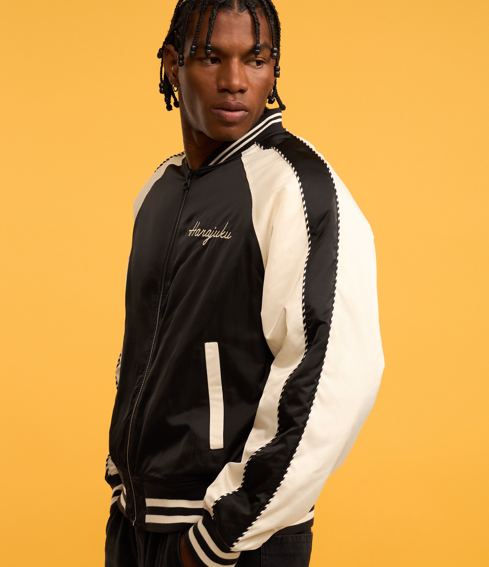 Jaqueta Boxy com Detalhes Contrastantes e Bordados de Carpas Orientais Preto/Branco 4