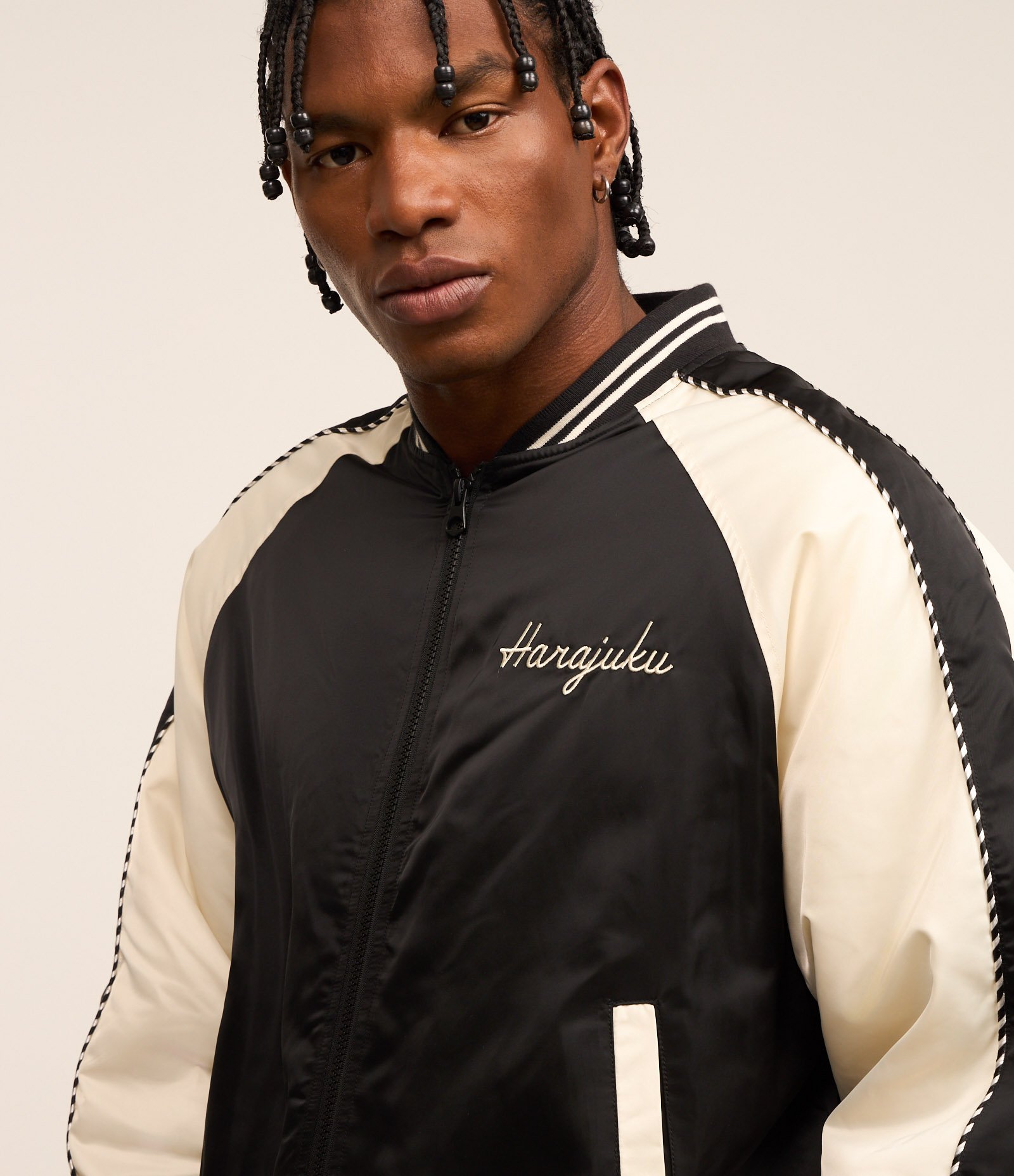 Jaqueta Boxy com Detalhes Contrastantes e Bordados de Carpas Orientais Preto/Branco 6