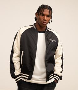 Jaqueta Boxy com Detalhes Contrastantes e Bordados de Carpas Orientais