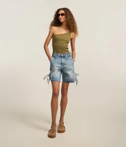 Bermuda em Jeans com Lavagem Dirty e Bolsos Cargo com Amarração