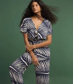 Macacão em Viscose com Estampa Folhagens