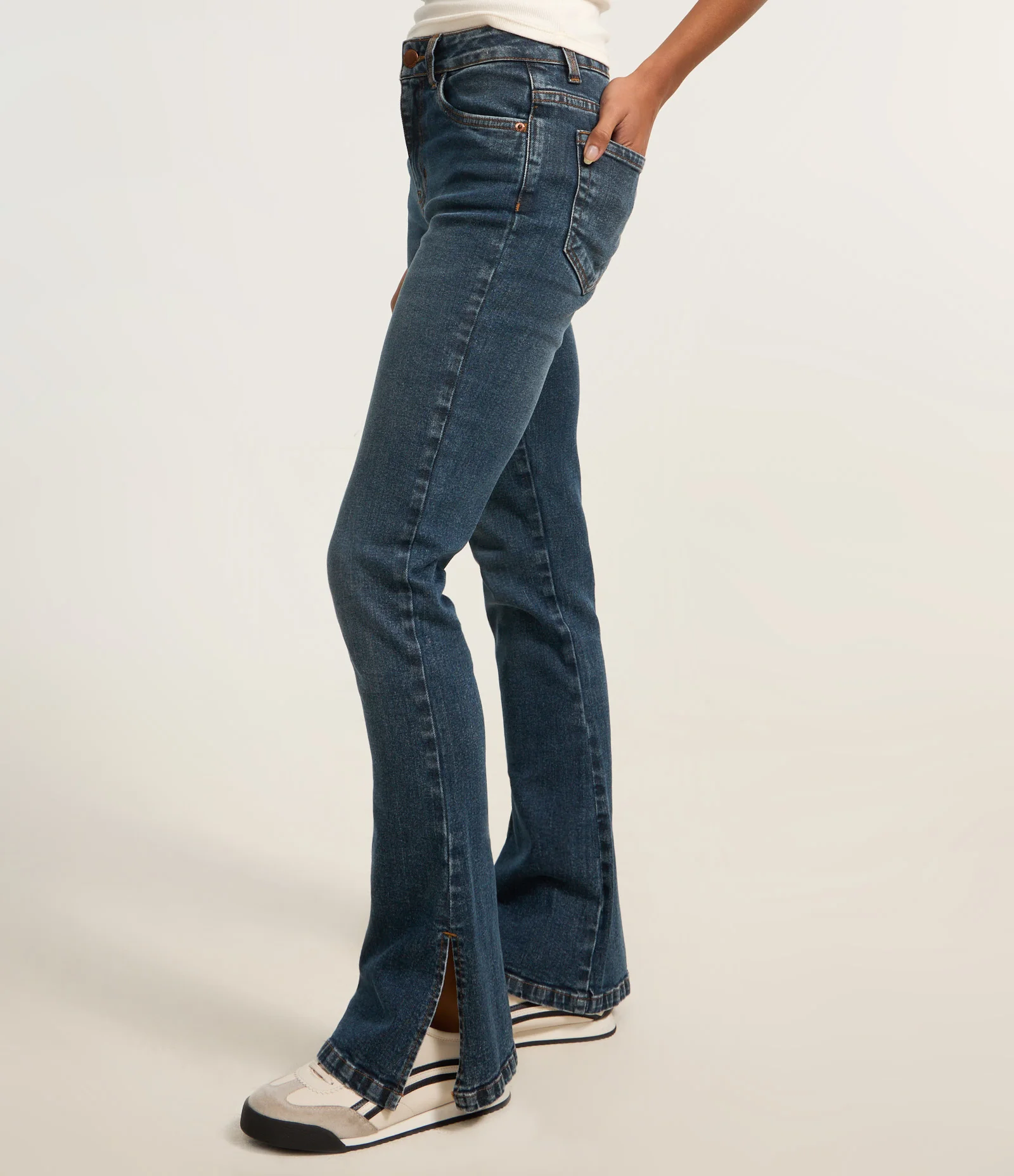 Calça Bootcut em Jeans com Cintura Alta e Fenda na Barra Azul Escuro 3