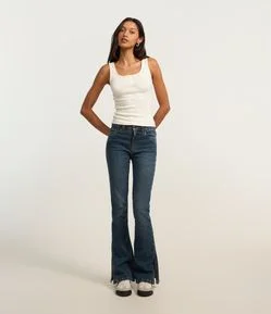 Calça Bootcut em Jeans com Cintura Alta e Fenda na Barra