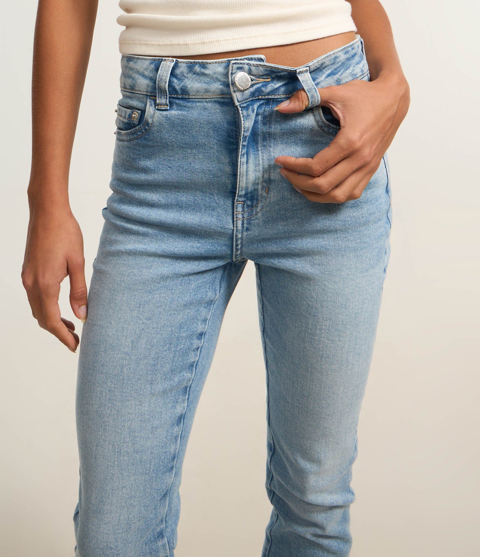 Calça Bootcut em Jeans com Cintura Alta e Abertura Lateral na Barra Azul 4