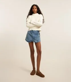 Short Saia em Jeans com Fechamento de Botões e Barra Assimétrica