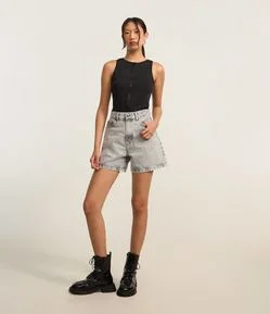 Short Mom Cintura Alta em Jeans com Barra Ajustada