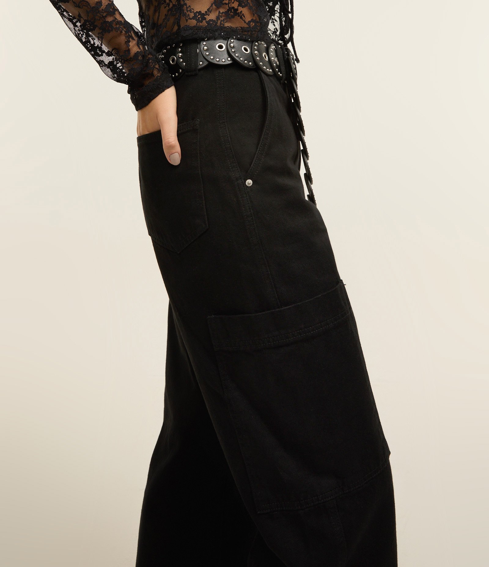 Calça Cargo Cintura Alta em Sarja com Bolso Lateral Preto 2