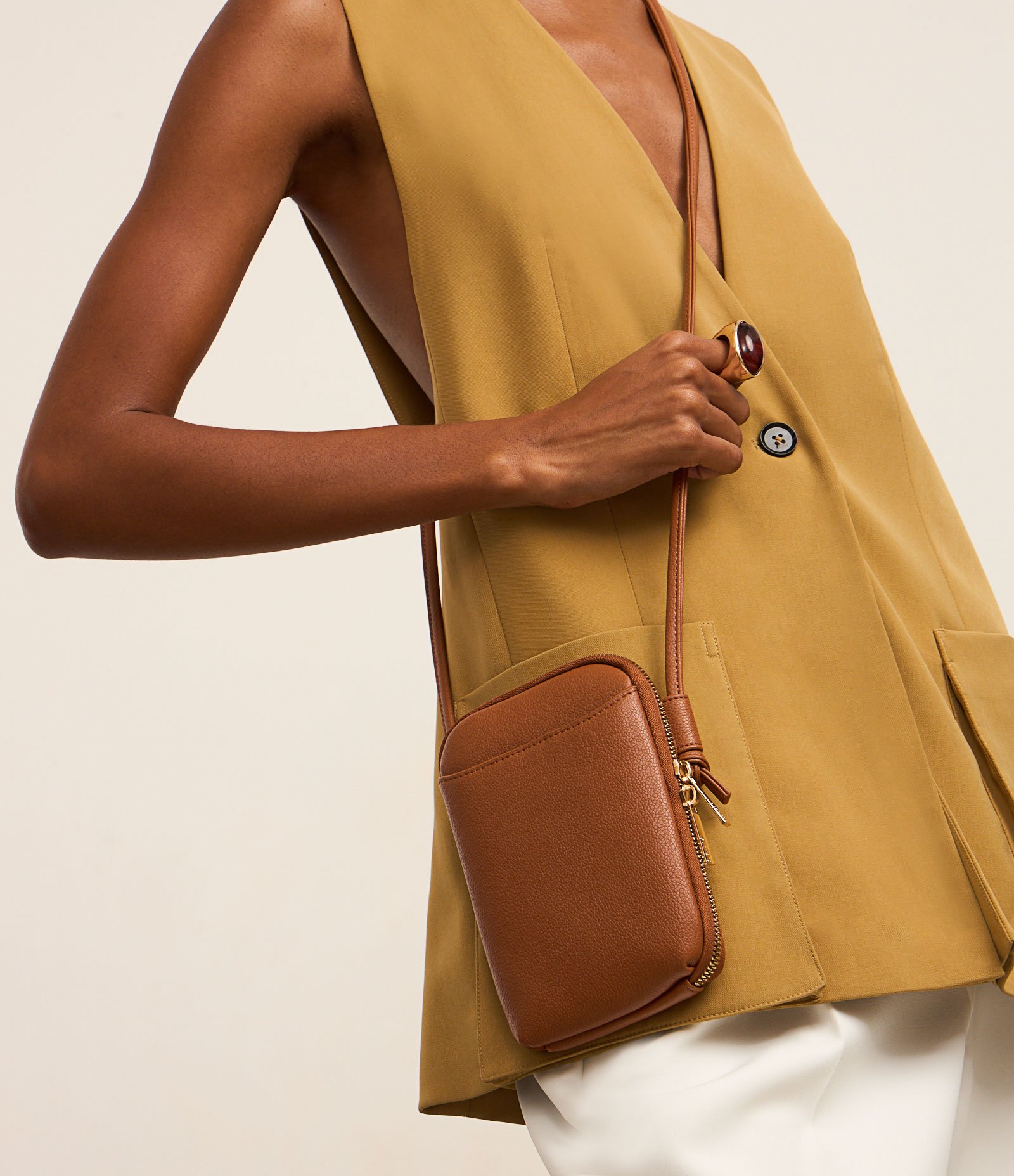 Bolsa Porta Celular com Bolsinho Frontal Marrom 8