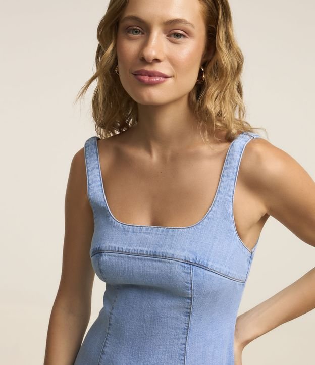 Vestido Midi em Jeans com Saia Evasê