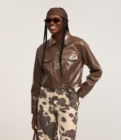 Jaqueta Trucker em PU com Bolsos e Fivela na Barra