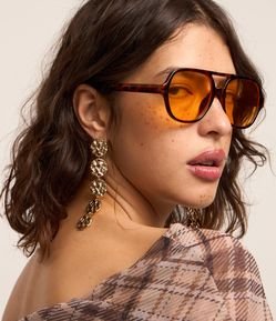 Brinco Fio em Metal com Medalhas e Efeito Amassado