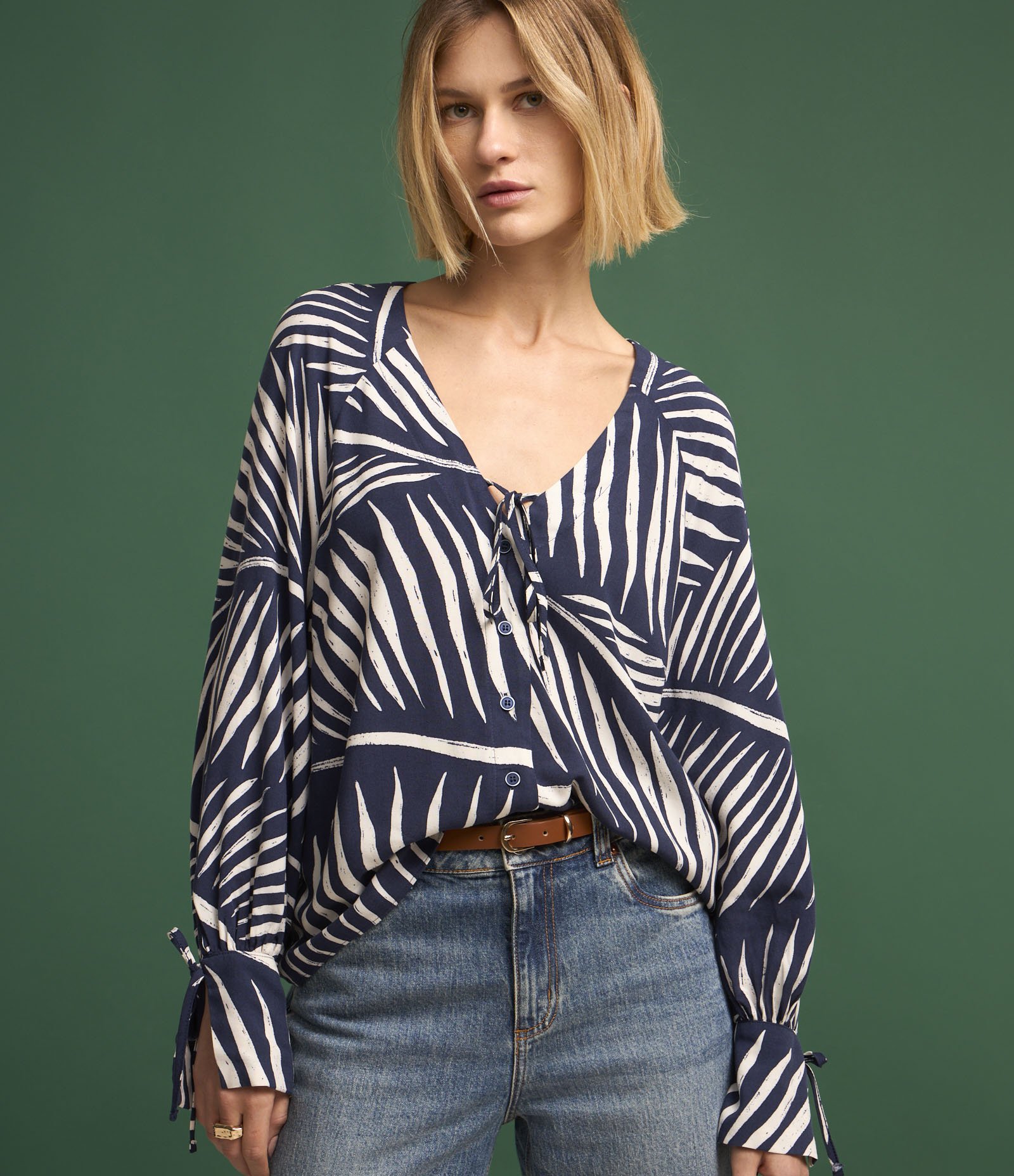 Camisa em Viscose com Decote em V Amarração e Estampa em Linhas Azul/Branco 1