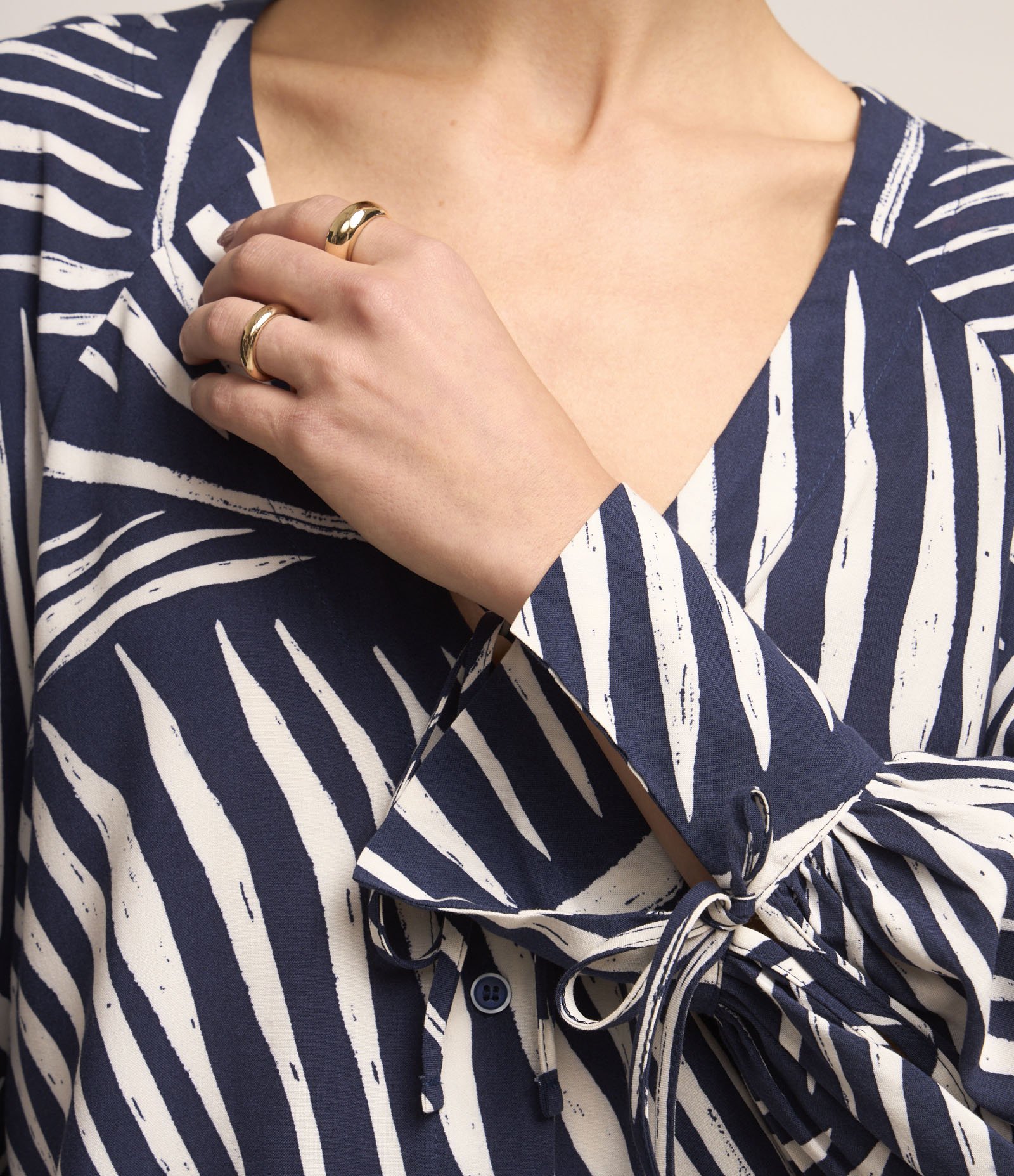 Camisa em Viscose com Decote em V Amarração e Estampa em Linhas Azul/Branco 5