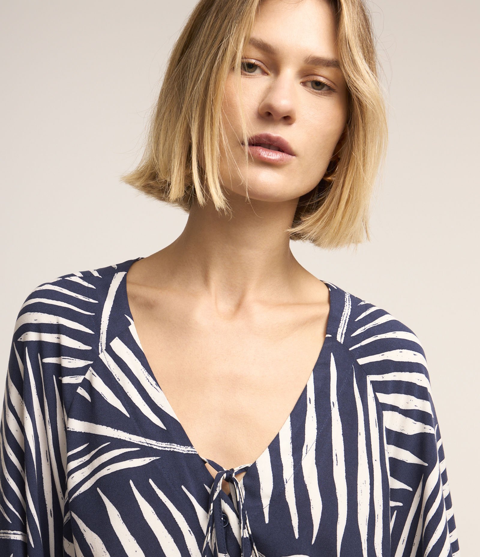 Camisa em Viscose com Decote em V Amarração e Estampa em Linhas Azul/Branco 6
