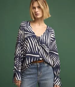 Camisa em Viscose com Decote em V Amarração e Estampa em Linhas