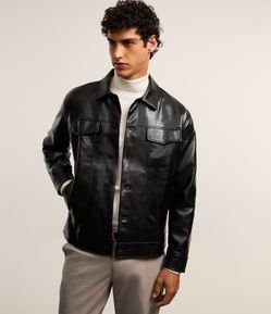 Jaqueta Trucker com Textura Croco Detalhes em Lapela e Abotoamento