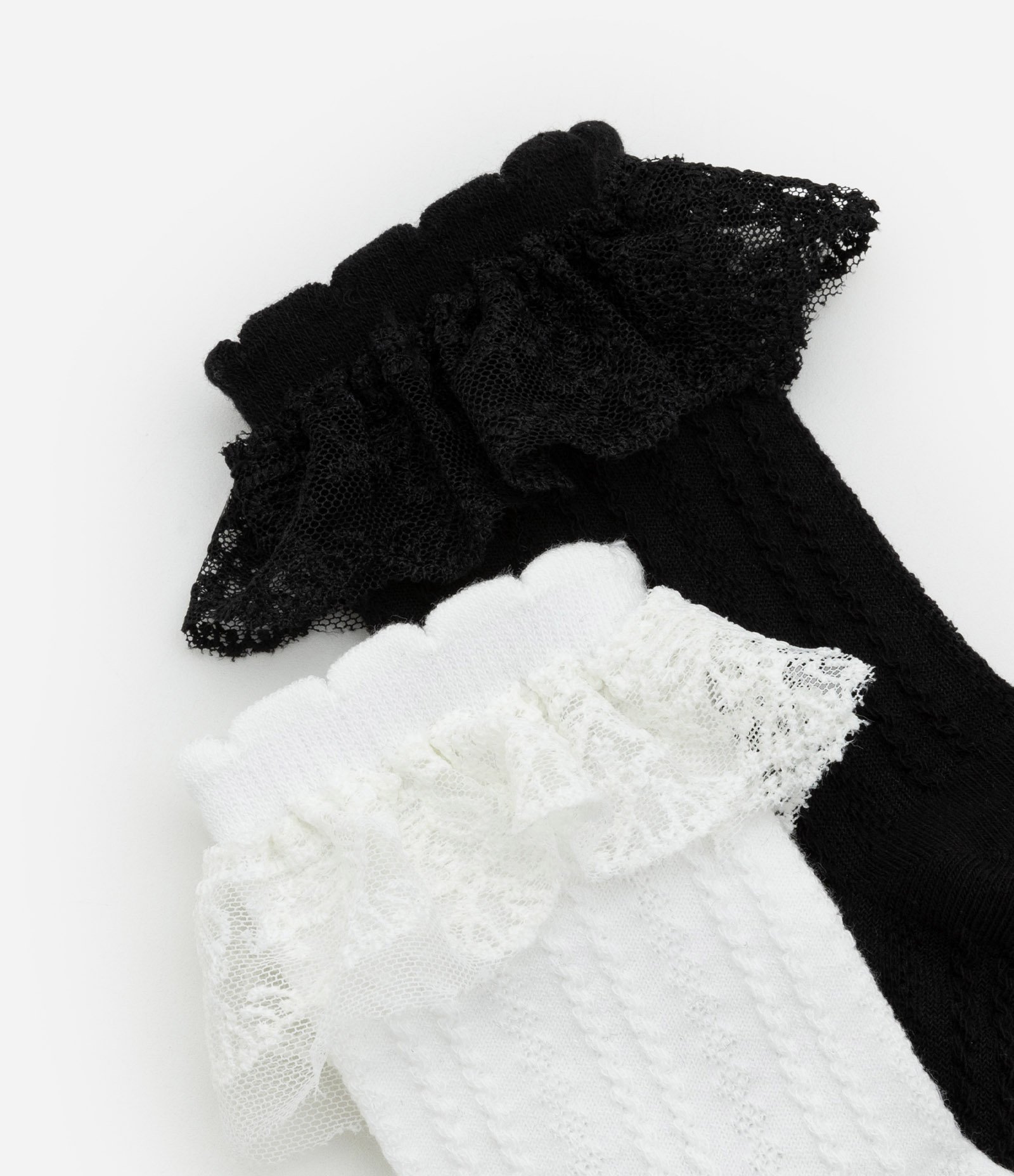 Kit 02 Meias Cano Médio em Algodão Texturizado com Rendas Branco/Preto 4