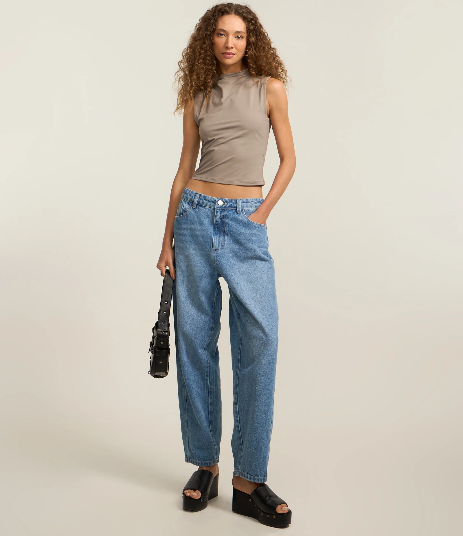 Blusa Sem Manga em Microfibra com Gola Alta e Decote nas Costas Cinza 2