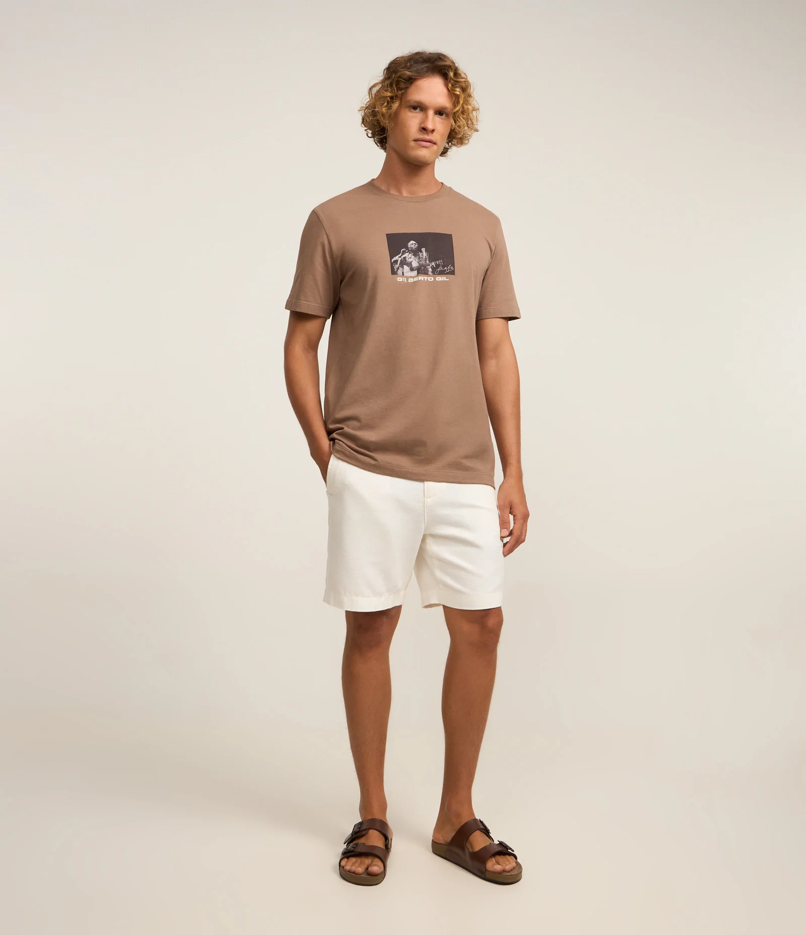 Camiseta Comfort em Algodão com Estampa Gilberto Gil Marrom 2
