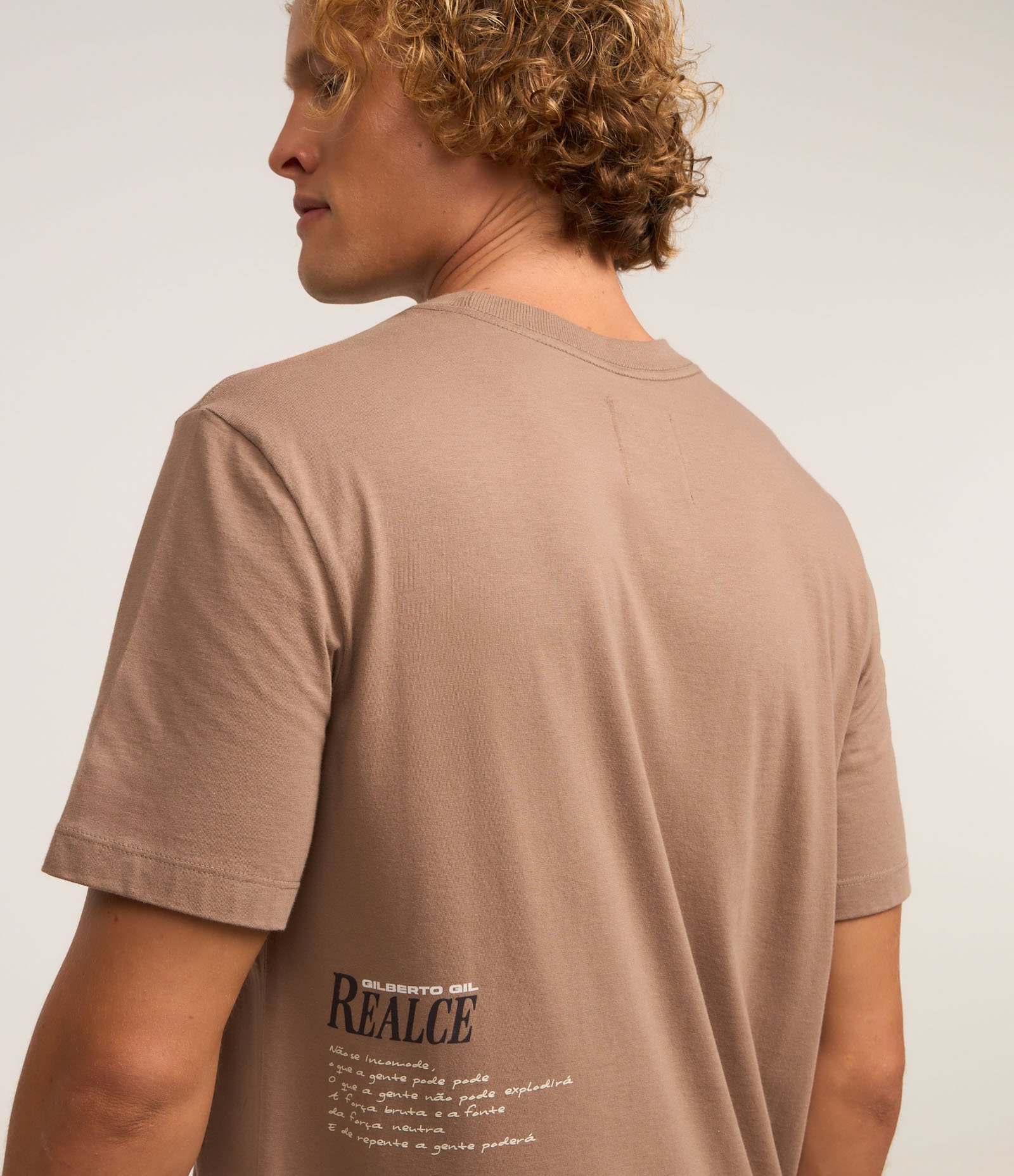 Camiseta Comfort em Algodão com Estampa Gilberto Gil Marrom 3