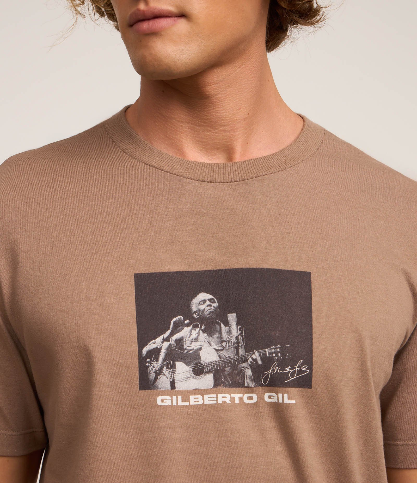 Camiseta Comfort em Algodão com Estampa Gilberto Gil Marrom 4