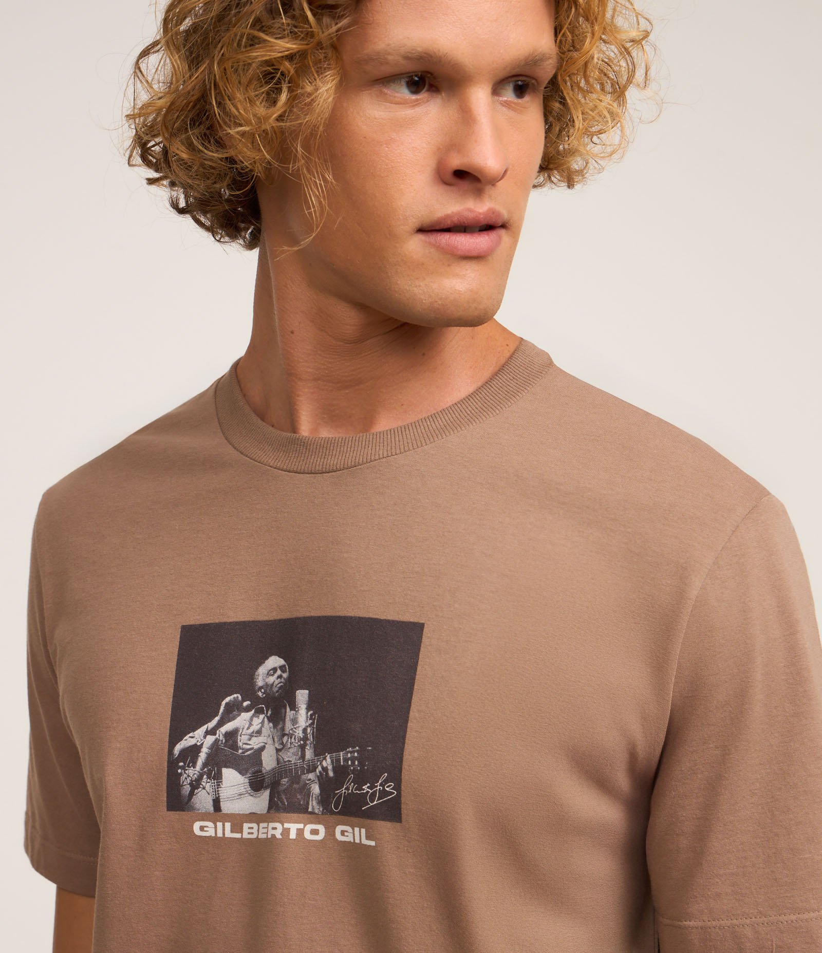 Camiseta Comfort em Algodão com Estampa Gilberto Gil Marrom 5